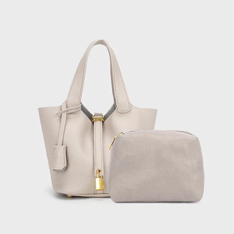 Classic, versatile, modern and elegant women's handbag in leather, with strap and padlock closure