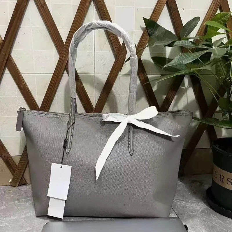 Women's hobo bag with short and wide strap