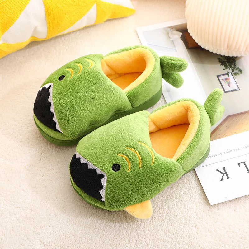 Dinosaur slippers for boys with soft TPR soles and alligator/crocodile teeth, easy to put on, cute and with a dinosaur print to match pajamas