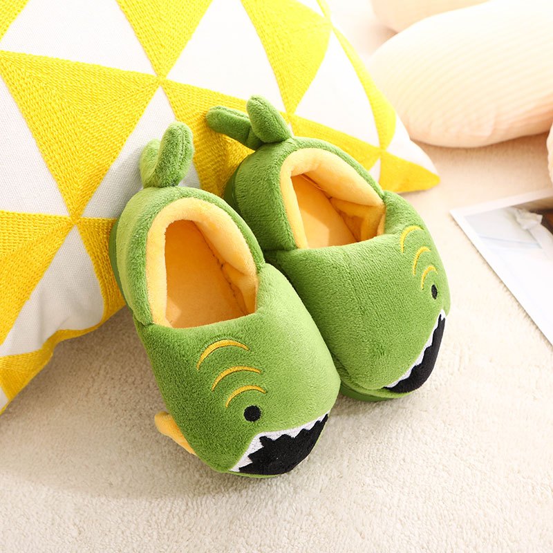 Dinosaur slippers for boys with soft TPR soles and alligator/crocodile teeth, easy to put on, cute and with a dinosaur print to match pajamas
