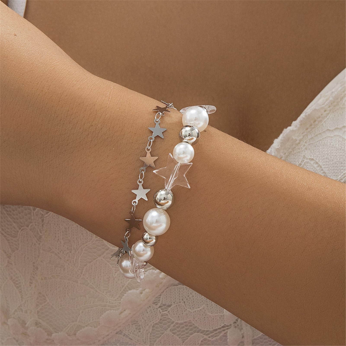 Adjustable bracelet with a double zinc alloy chain, featuring pearls and resin stars, ideal as a gift for girls. Beautiful, lightweight, and charming