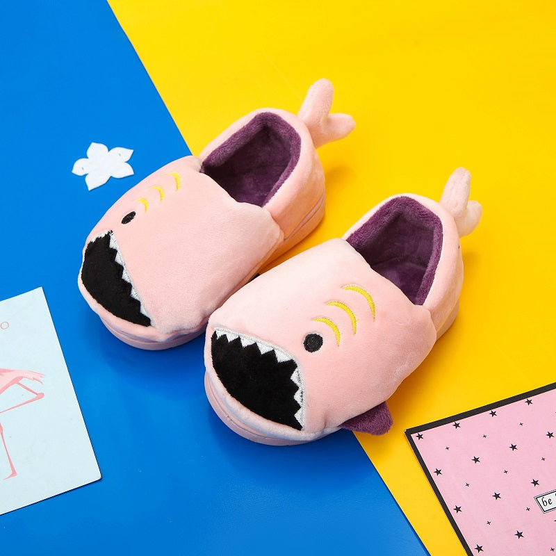 Dinosaur slippers for boys with soft TPR soles and alligator/crocodile teeth, easy to put on, cute and with a dinosaur print to match pajamas