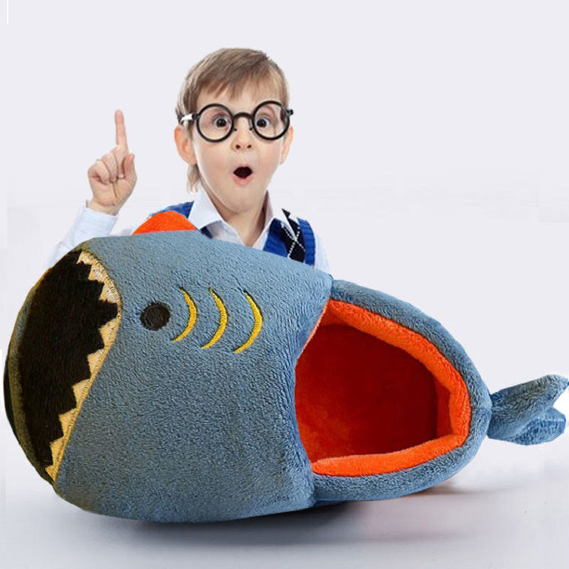 Dinosaur slippers for boys with soft TPR soles and alligator/crocodile teeth, easy to put on, cute and with a dinosaur print to match pajamas