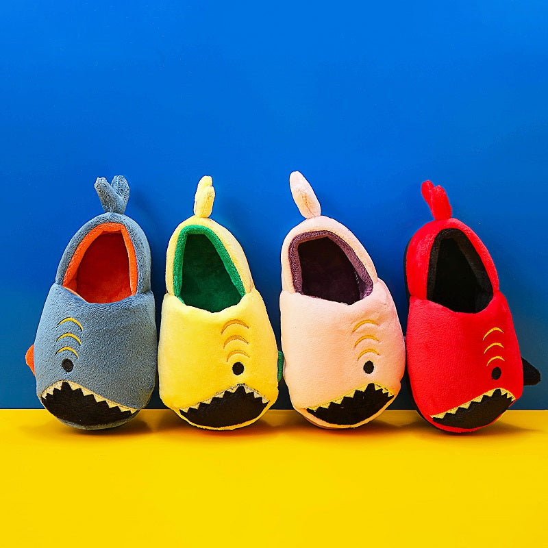 Dinosaur slippers for boys with soft TPR soles and alligator/crocodile teeth, easy to put on, cute and with a dinosaur print to match pajamas