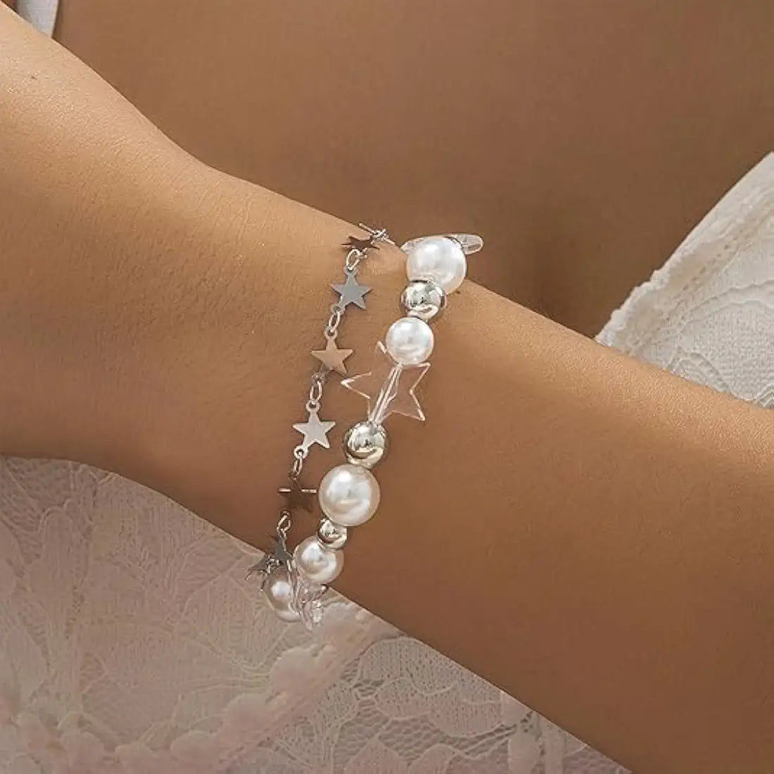 Adjustable bracelet with a double zinc alloy chain, featuring pearls and resin stars, ideal as a gift for girls. Beautiful, lightweight, and charming
