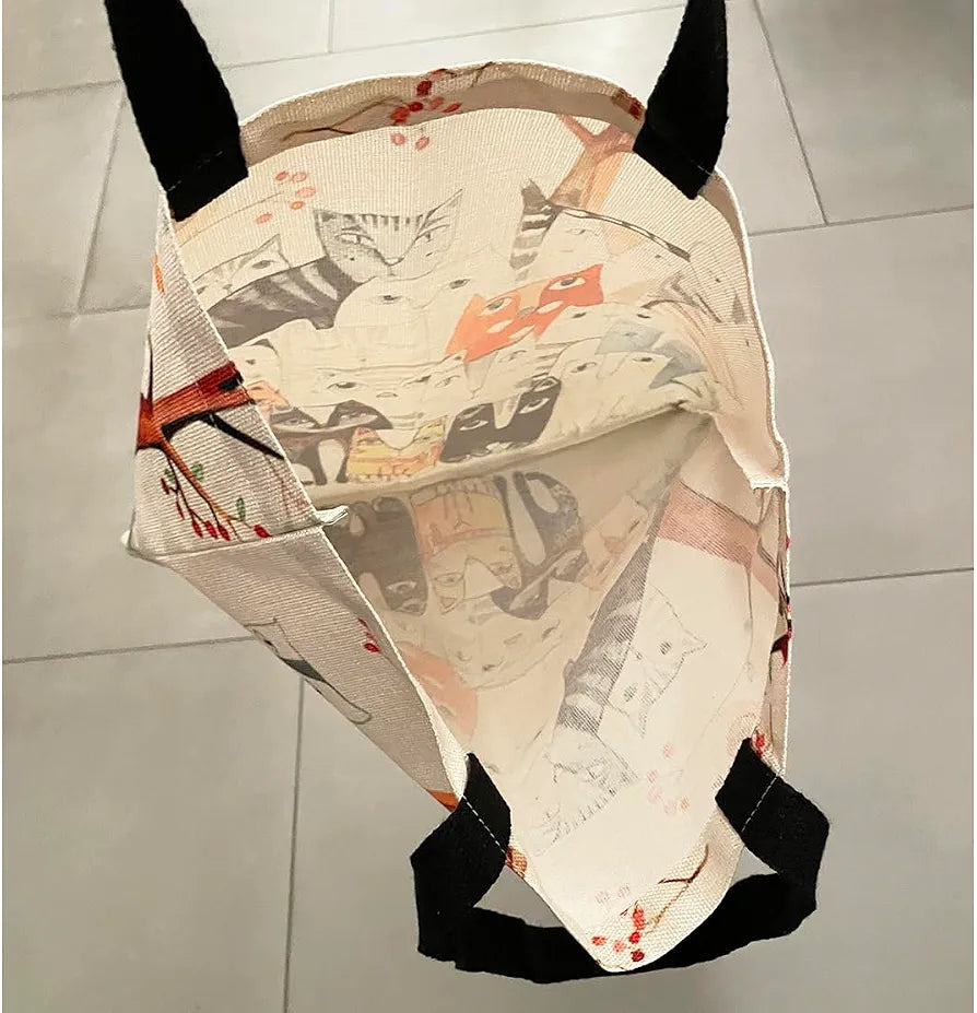 Eco-friendly bag with a print of various cats, ideal for the beach or as a reusable shopping bag