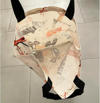 Eco-friendly bag with a print of various cats, ideal for the beach or as a reusable shopping bag