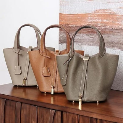 Classic, versatile, modern and elegant women's handbag in leather, with strap and padlock closure