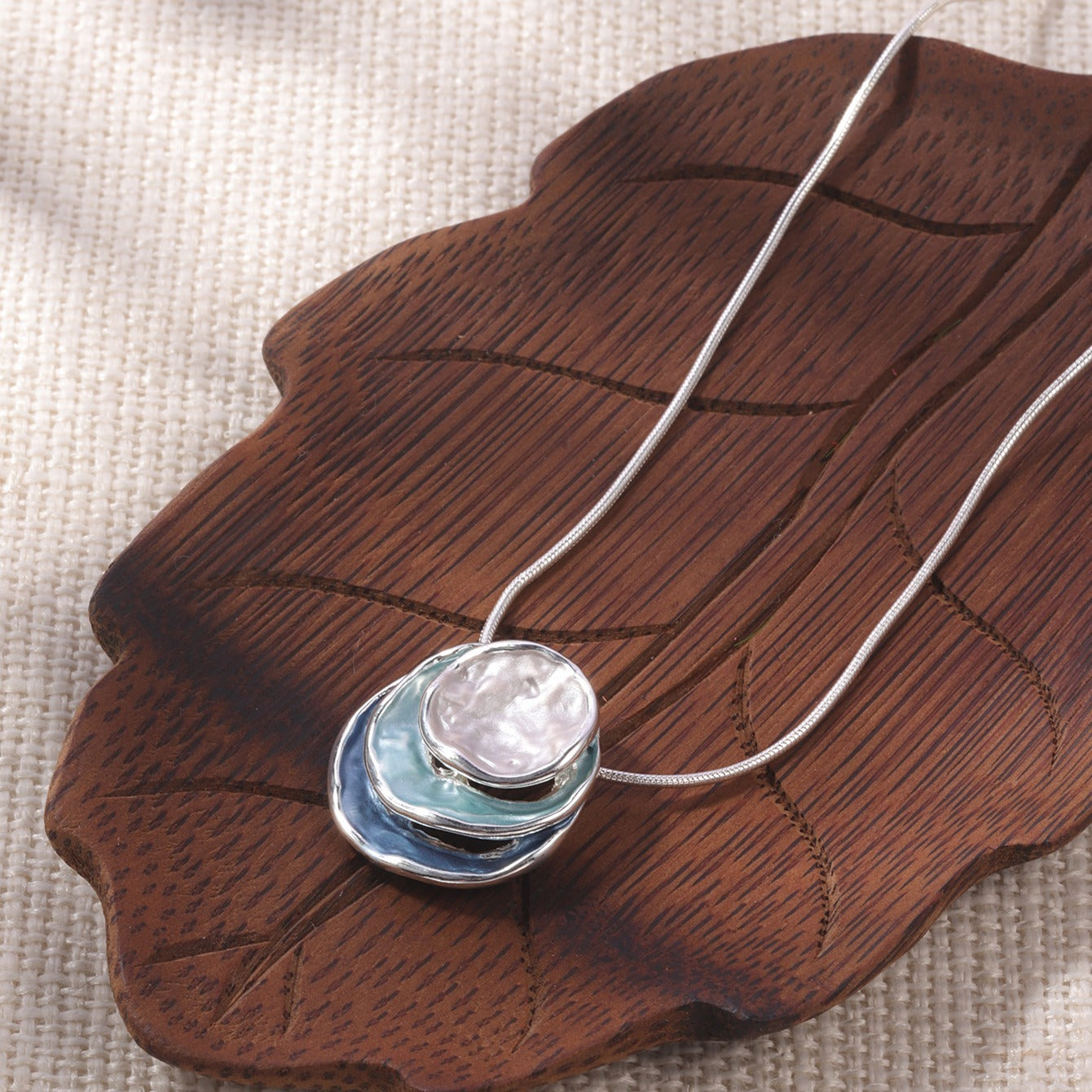 Elegant necklace with enameled pendant - zinc alloy with 18k gold details, braided chain, a sophisticated accessory for formal or informal occasions