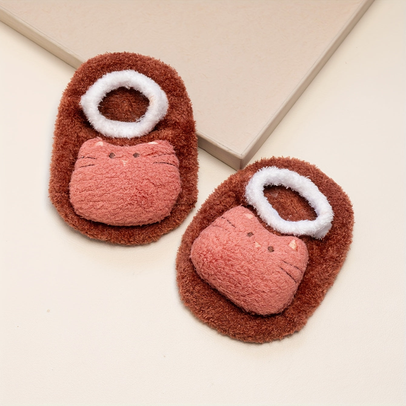 Non-slip children's socks with animal prints