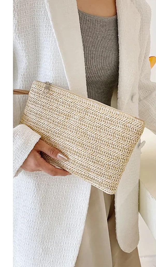 Women's wrist bag made of braided straw material, bohemian style design, modern, elegant and durable