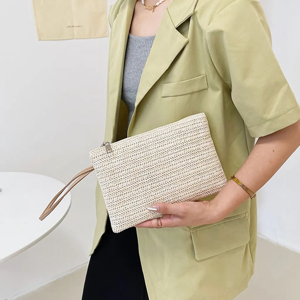 Women's wrist bag made of braided straw material, bohemian style design, modern, elegant and durable
