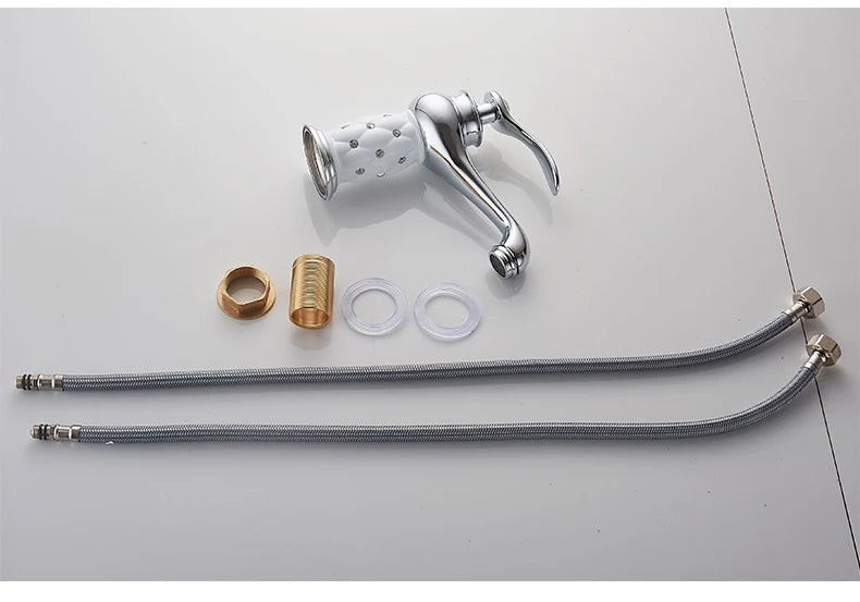 Bathroom faucet with antique bronze finish, made of solid brass, for washbasin, with single lever and water mixer