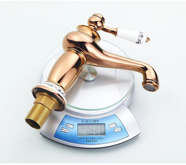 Bathroom faucet with antique bronze finish, made of solid brass, for washbasin, with single lever and water mixer