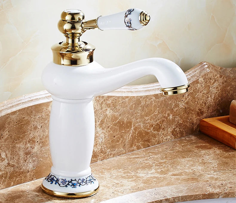 Bathroom faucet with antique bronze finish, made of solid brass, for washbasin, with single lever and water mixer