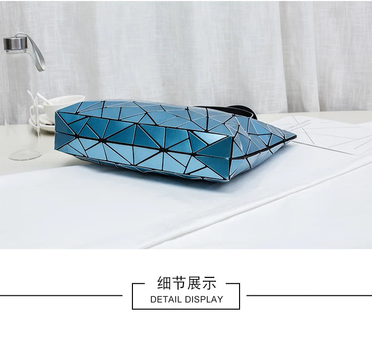 Women's beach-style holographic shoulder bag in various colors.