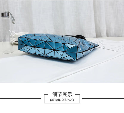 Women's beach-style holographic shoulder bag in various colors.