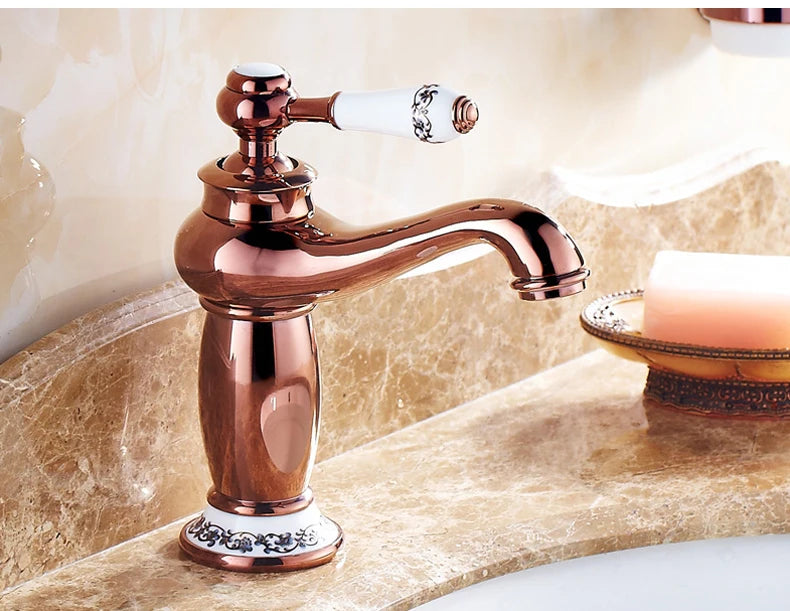 Bathroom faucet with antique bronze finish, made of solid brass, for washbasin, with single lever and water mixer
