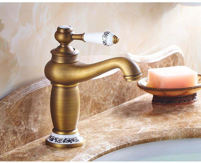 Bathroom faucet with antique bronze finish, made of solid brass, for washbasin, with single lever and water mixer
