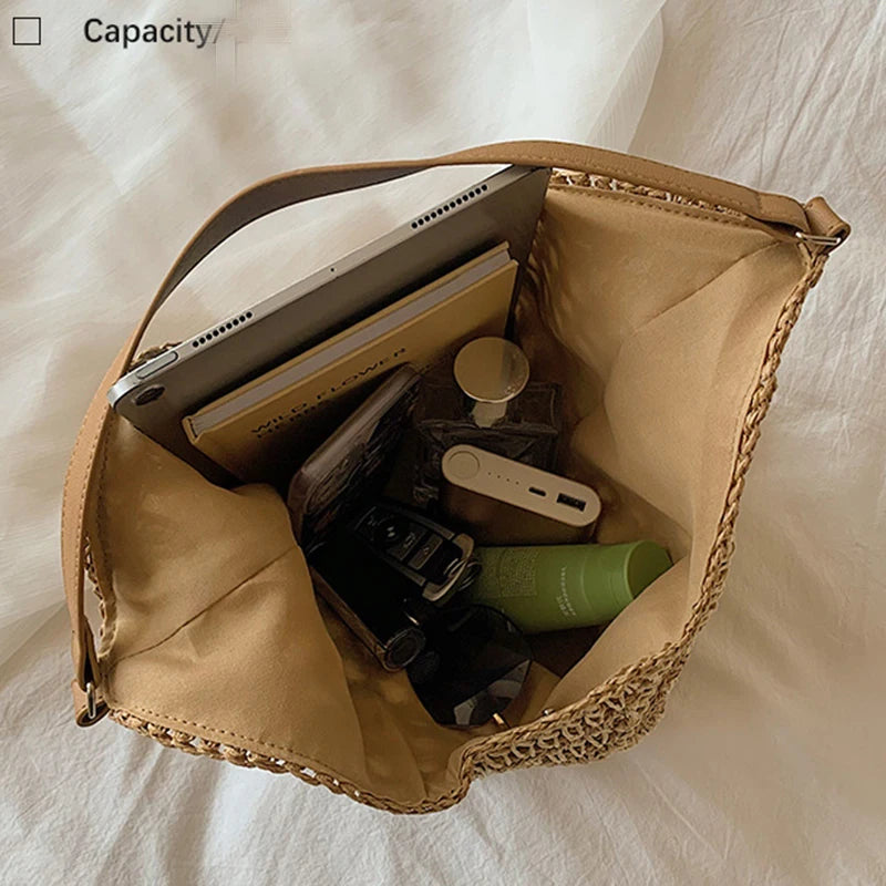 Popular women's shoulder bag in woven straw, medium size, with strap, ideal for the beach