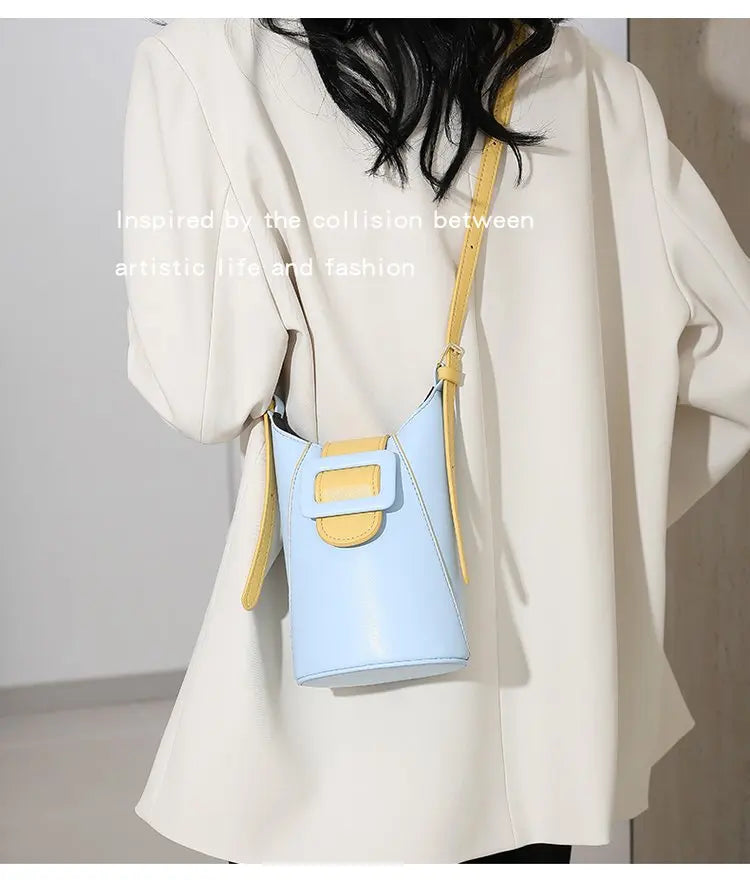 Women's handbag in premium leather, with an elegant vintage style