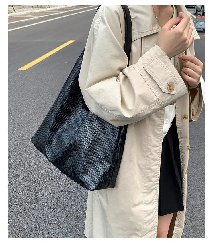 Women's High-Quality leather tote bag, vintage style, model 2025