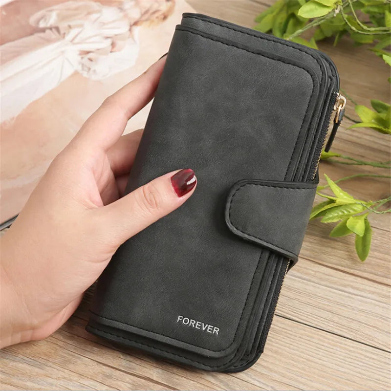 Women's long wallet in high-quality leather, with ample interior space, available in other colors and two different models.