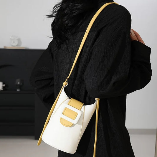 Women's handbag in premium leather, with an elegant vintage style