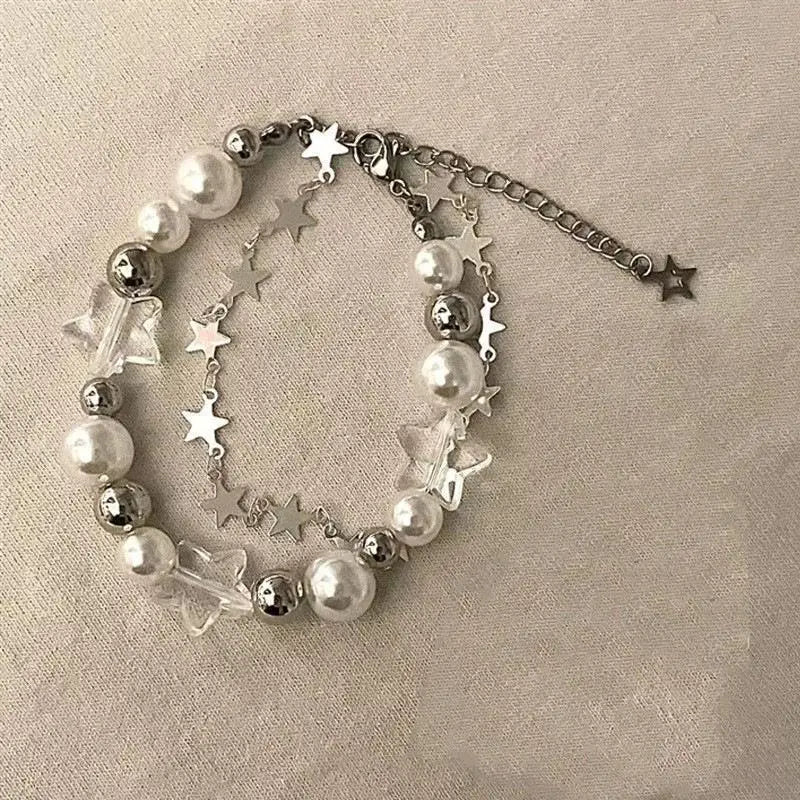 Adjustable bracelet with a double zinc alloy chain, featuring pearls and resin stars, ideal as a gift for girls. Beautiful, lightweight, and charming