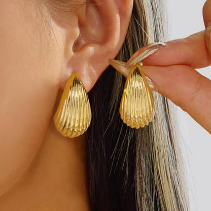 Set of 9 pairs of gold hoop earrings for women, open with hypoallergenic pearls