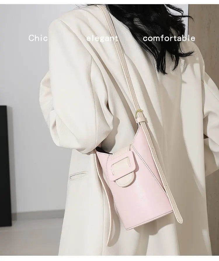 Women's handbag in premium leather, with an elegant vintage style