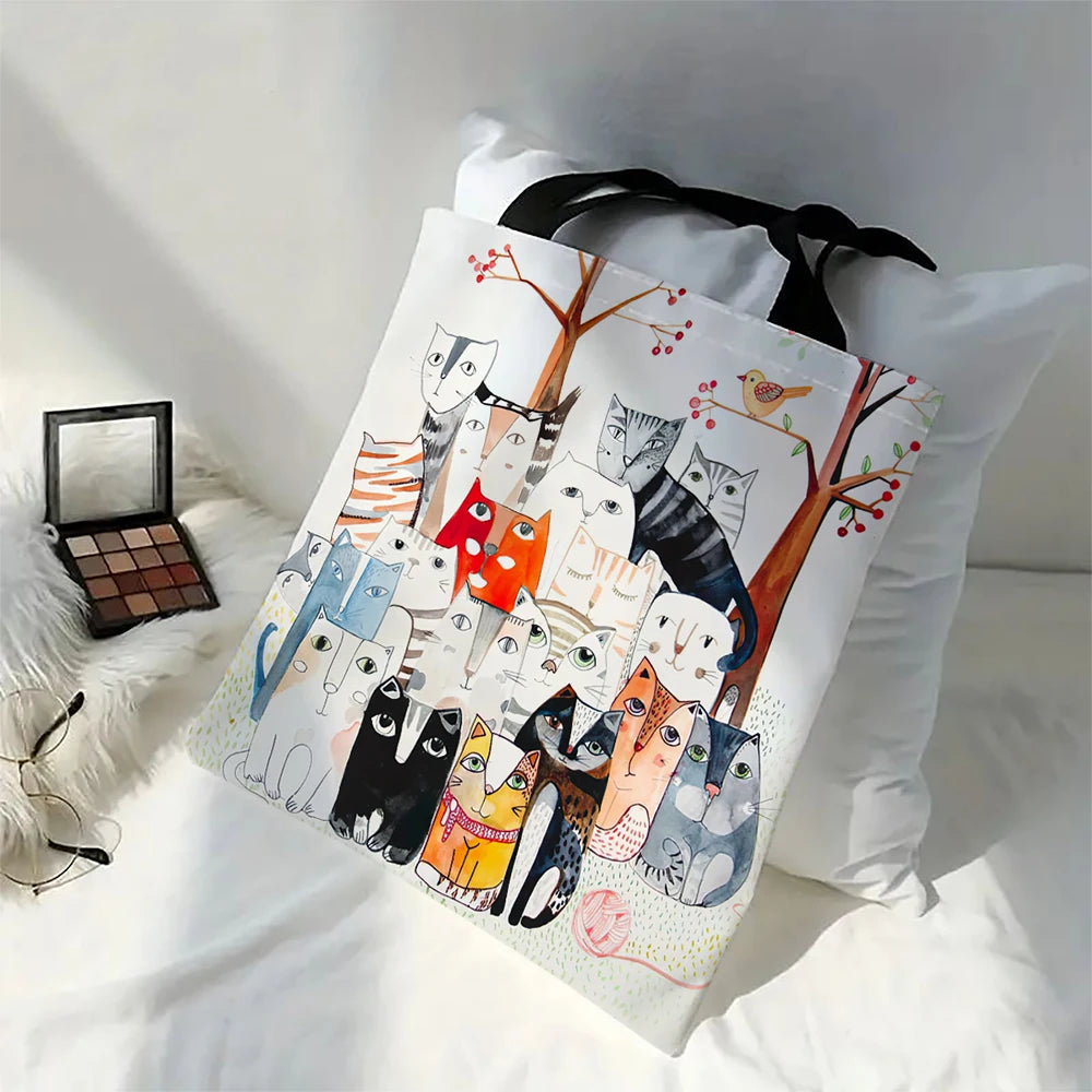 Eco-friendly bag with a print of various cats, ideal for the beach or as a reusable shopping bag