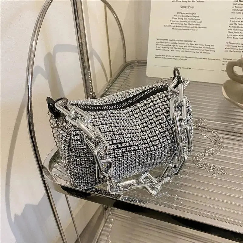 Small party bag with rhinestones all over, with a sparkly chain, crossbody style