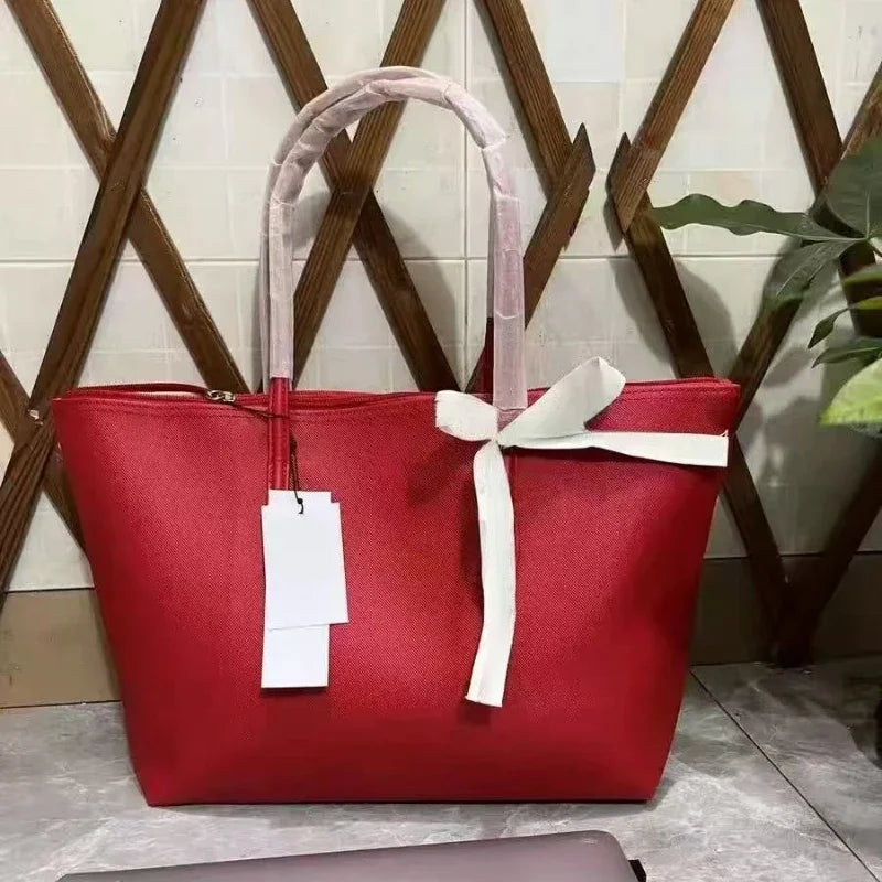 Women's hobo bag with short and wide strap