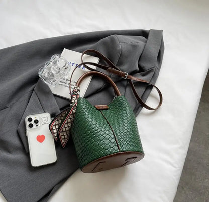 Modern and elegant women's bag in a solid color with a braided effect, ideal for use as a shoulder bag, crossbody bag or handbag