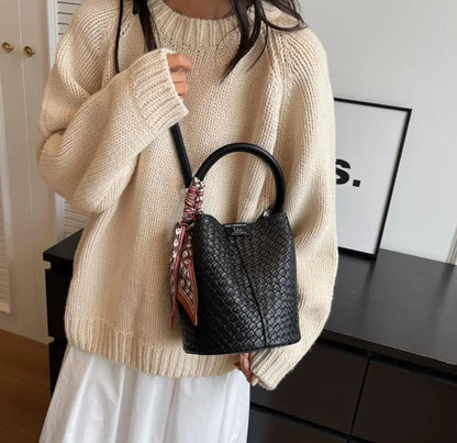 Modern and elegant women's bag in a solid color with a braided effect, ideal for use as a shoulder bag, crossbody bag or handbag