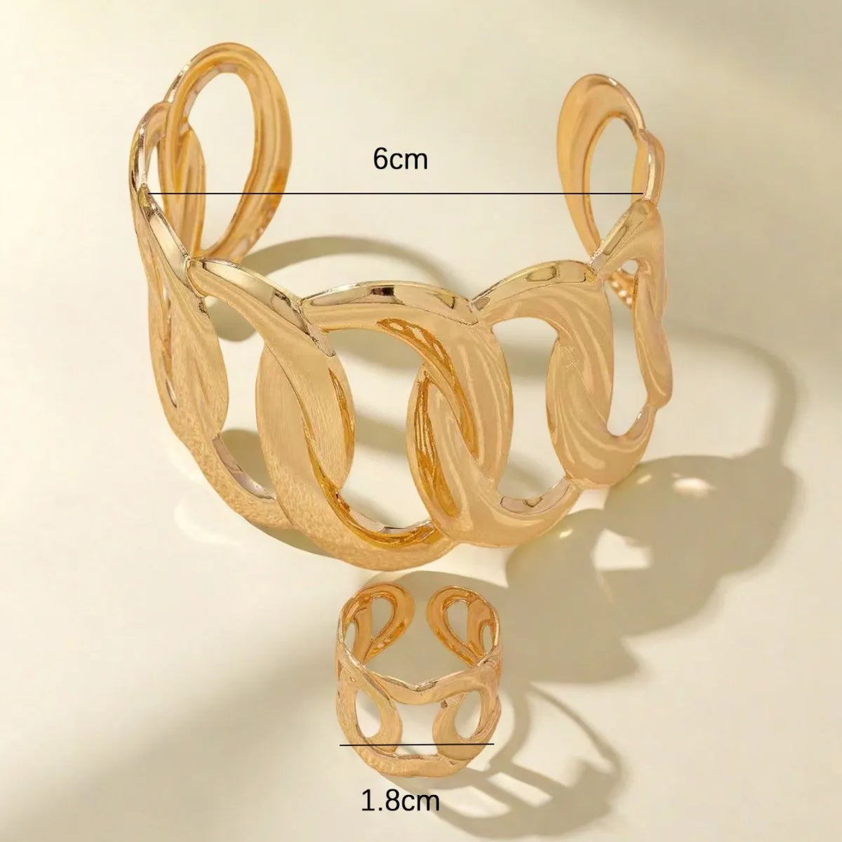 Bracelet and ring set with a geometric design of intertwined and sinuous links, with an adjustable opening