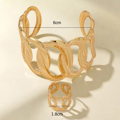 Bracelet and ring set with a geometric design of intertwined and sinuous links, with an adjustable opening