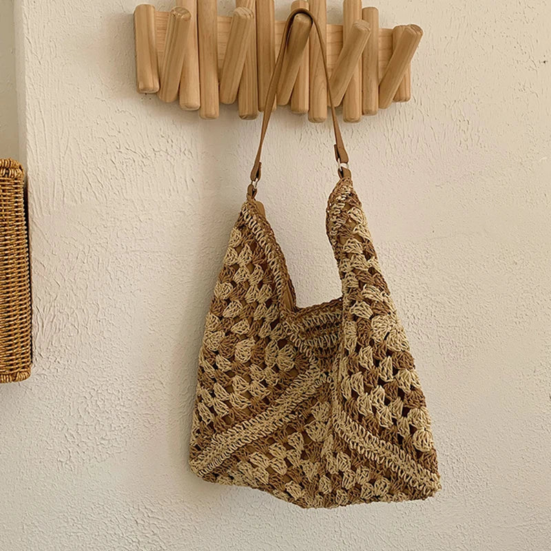Popular women's shoulder bag in woven straw, medium size, with strap, ideal for the beach