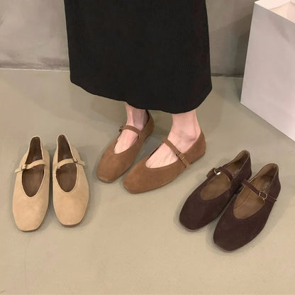 Women's round-toe slip-on flat shoe in soft leather, elegant and casual