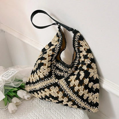 Popular women's shoulder bag in woven straw, medium size, with strap, ideal for the beach