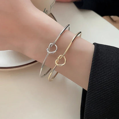 Women's rigid stainless steel bracelet with knot detail