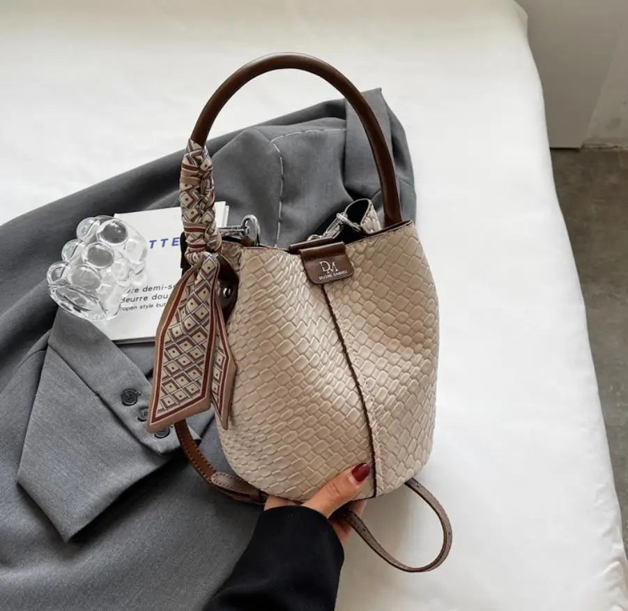 Modern and elegant women's bag in a solid color with a braided effect, ideal for use as a shoulder bag, crossbody bag or handbag