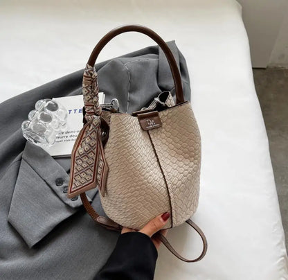 Modern and elegant women's bag in a solid color with a braided effect, ideal for use as a shoulder bag, crossbody bag or handbag