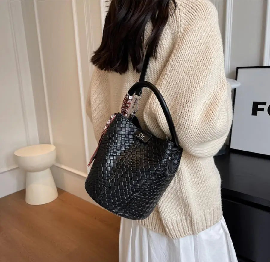 Modern and elegant women's bag in a solid color with a braided effect, ideal for use as a shoulder bag, crossbody bag or handbag
