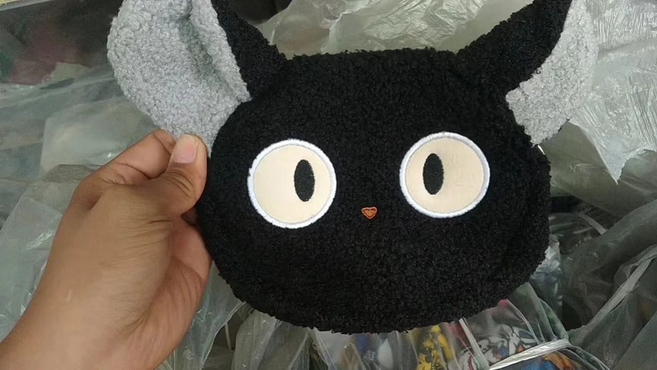 Japanese-style girl's bag in the shape of a plush cat, ideal for wearing on the shoulder or crossbody, compact enough for a cell phone and a wallet
