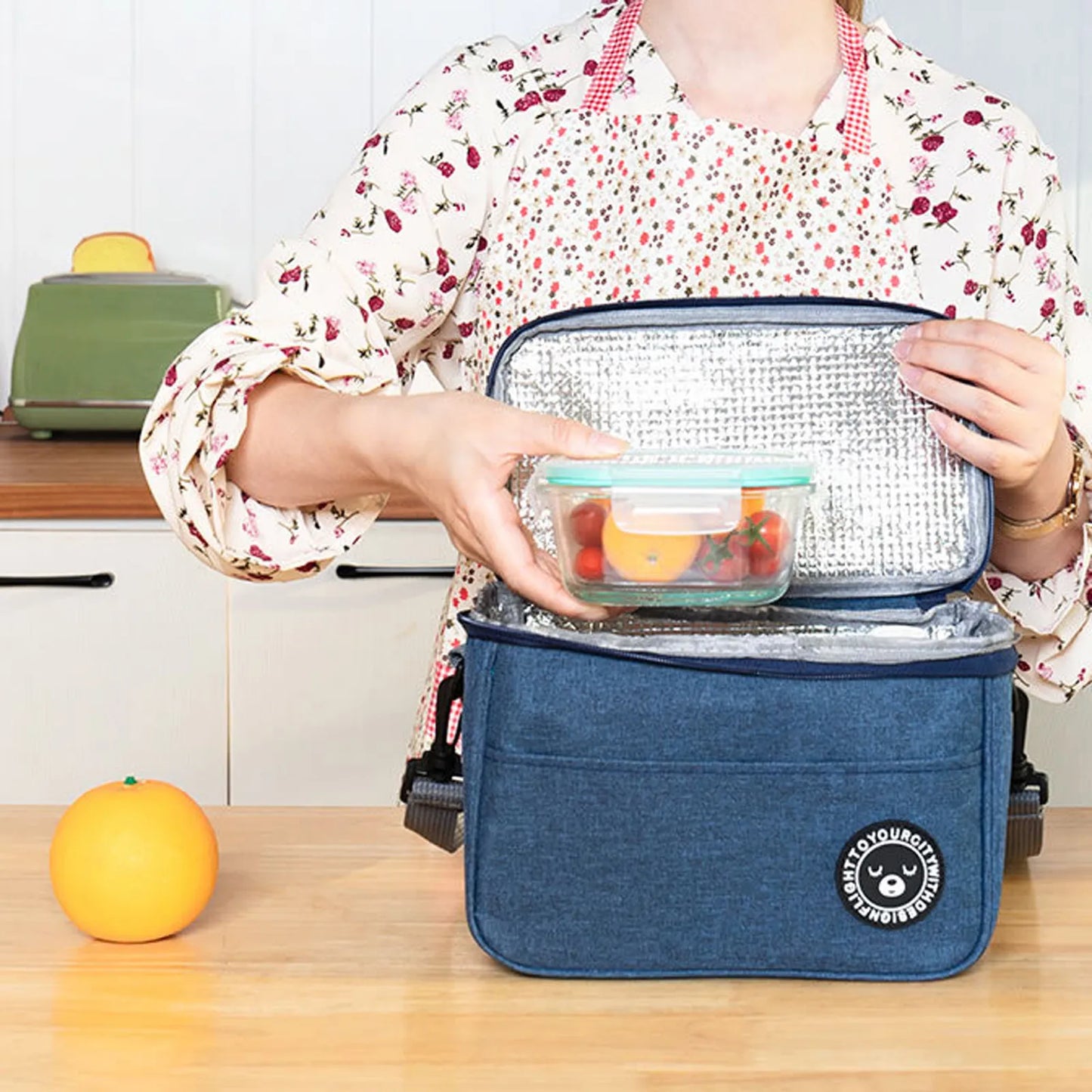 Portable insulated lunch bag, waterproof, for storing food