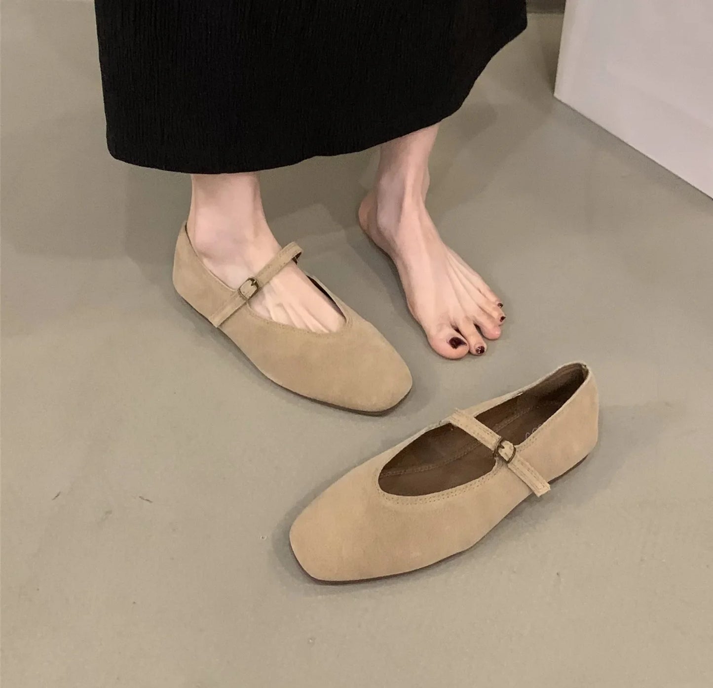 Women's round-toe slip-on flat shoe in soft leather, elegant and casual