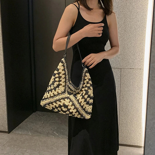Popular women's shoulder bag in woven straw, medium size, with strap, ideal for the beach