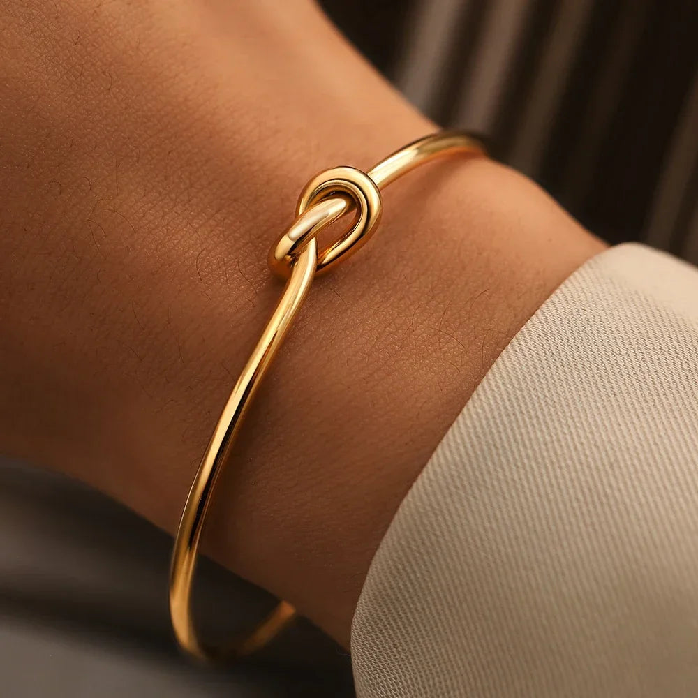 Women's rigid stainless steel bracelet with knot detail
